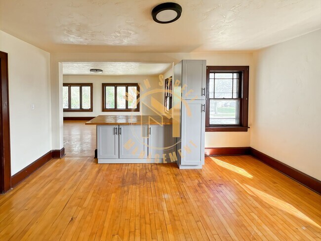 Building Photo - 332 S Madison St
