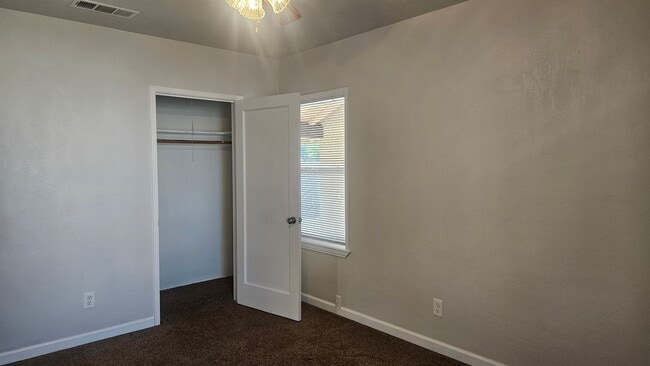 Building Photo - WOW!  Very Nice Updateds 3/1 Near Chestnut...