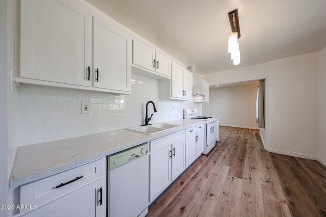 Building Photo - 4635 N 11th Pl
