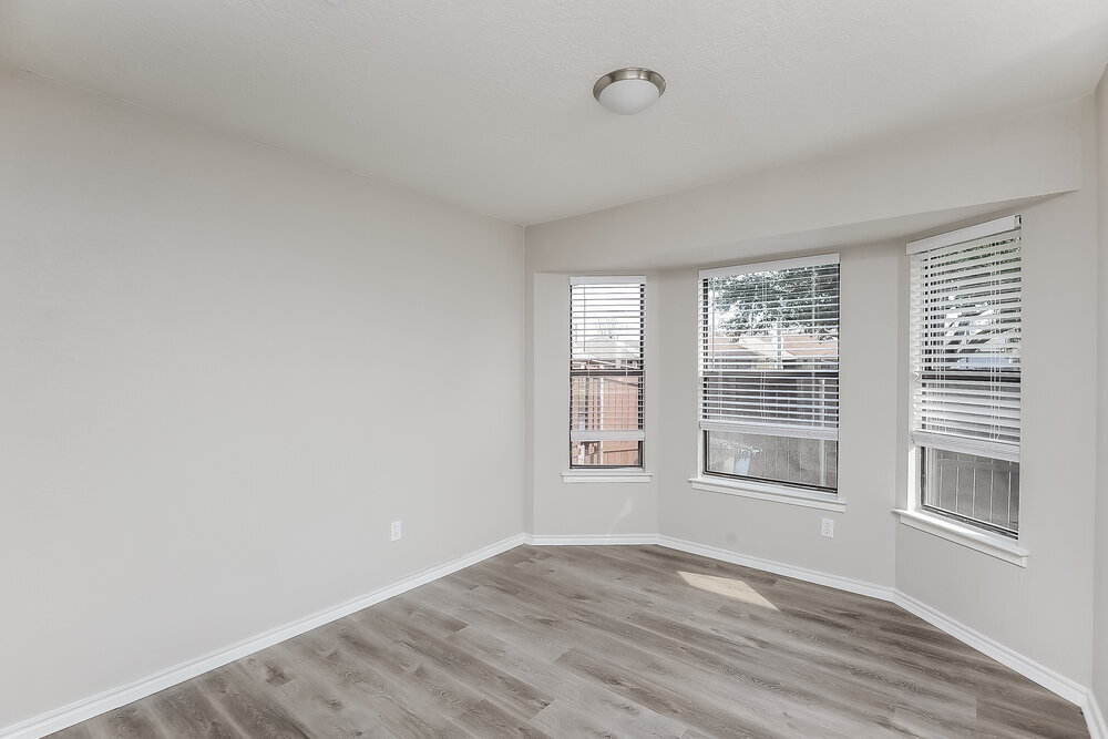 Building Photo - 2609 S Meadow Dr