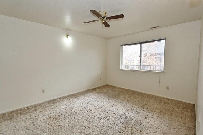 Building Photo - 639 N Moffatt Ave