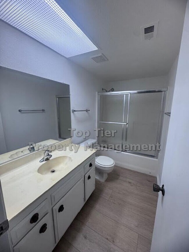 Building Photo - Rare Lower Unit with Stunning Views & In-Unit Laundry