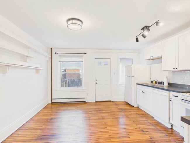 Building Photo - Adorable Single Family on Penn St