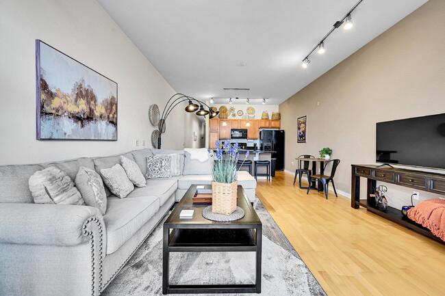 Building Photo - Immaculate, Beautifully Furnished  1-Bed 1-Bath Condo- Available Now!