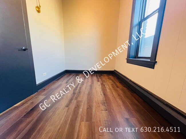 Building Photo - *** 2ND FLOOR UNIT / W&D ON SITE / OFFICE/...