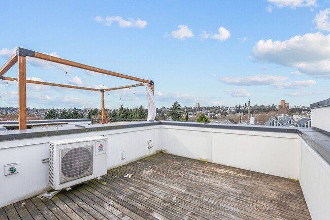 Building Photo - 2Bd/1.75Ba Seattle Townhouse