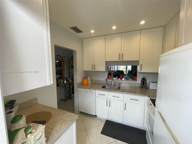 Building Photo - 5031 W Oakland Park Blvd
