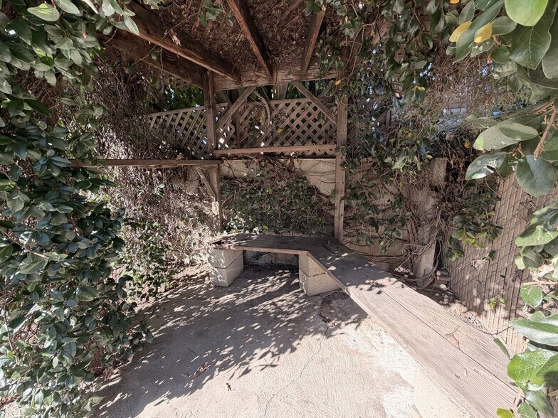 Building Photo - Charming 3BD Pool Home in Van Nuys | 2-Car Garage + Washer/Dryer + Central A/C