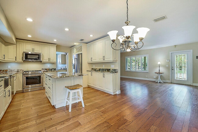 Building Photo - 12812 Raymond Dr