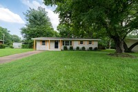 Building Photo - Newly Renovated 3 bed/2 bath. MOVE IN SPEC...