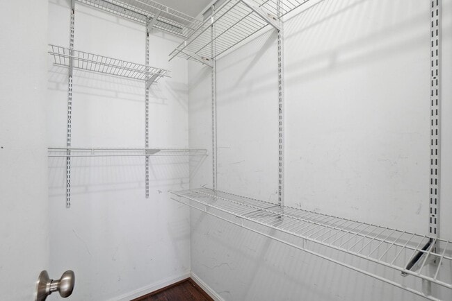 Building Photo - 8633 Beekman Pl