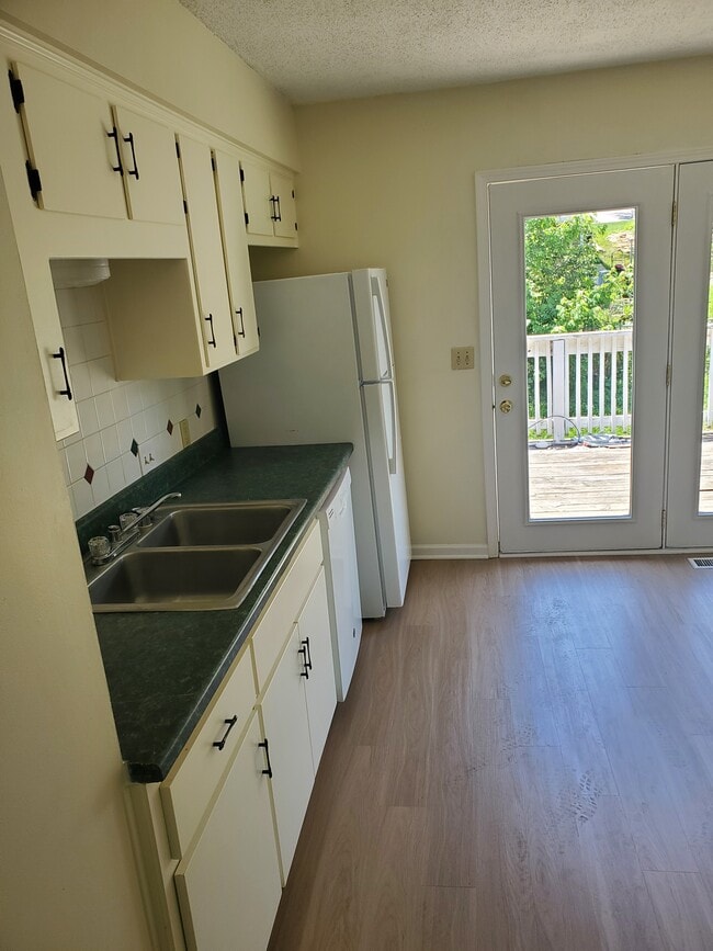 Building Photo - 1925 Heatherwood Dr