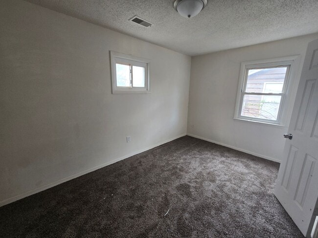 Building Photo - 3 bed 1 bath house