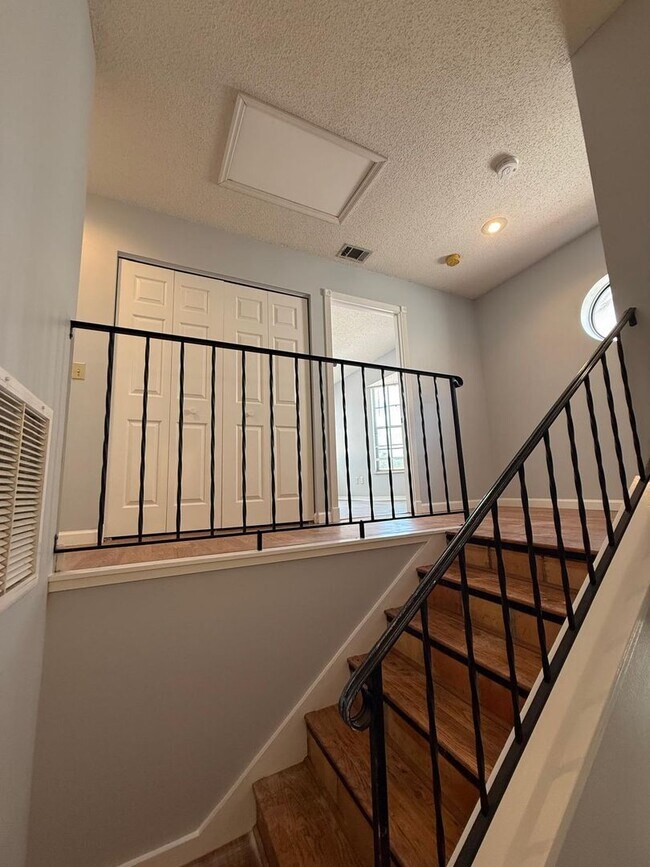 Building Photo - 1030 Knoll Wood Ct