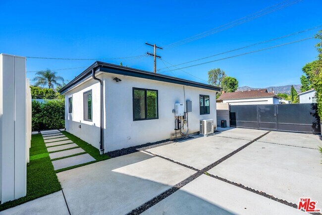 Building Photo - 2766 N Frederic St