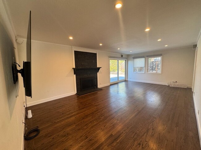 Building Photo - 1500 Solana Dr