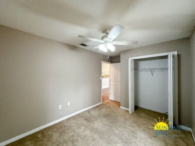 Building Photo - Charming 3-Bedroom Home in Forest Oaks!