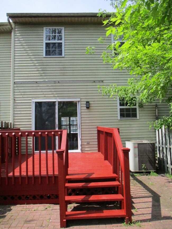 Building Photo - 3BR Townhome - Northampton School District