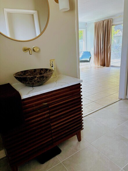 Building Photo - 550 Valewood Ln