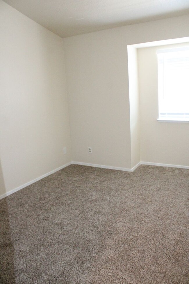 Building Photo - Updated 4 Bedroom, 2 1/2 Bathroom Townhome...