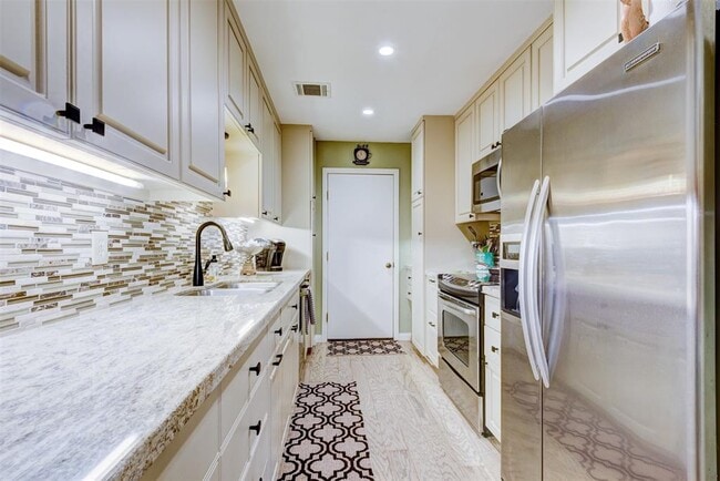 Building Photo - 2409 Bering Dr