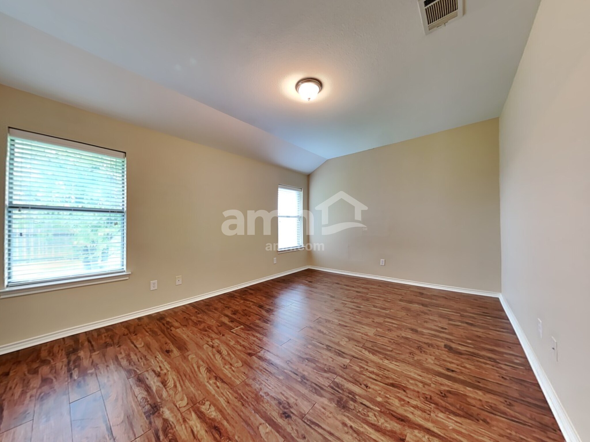 Building Photo - 1004 Lake Ridge Dr