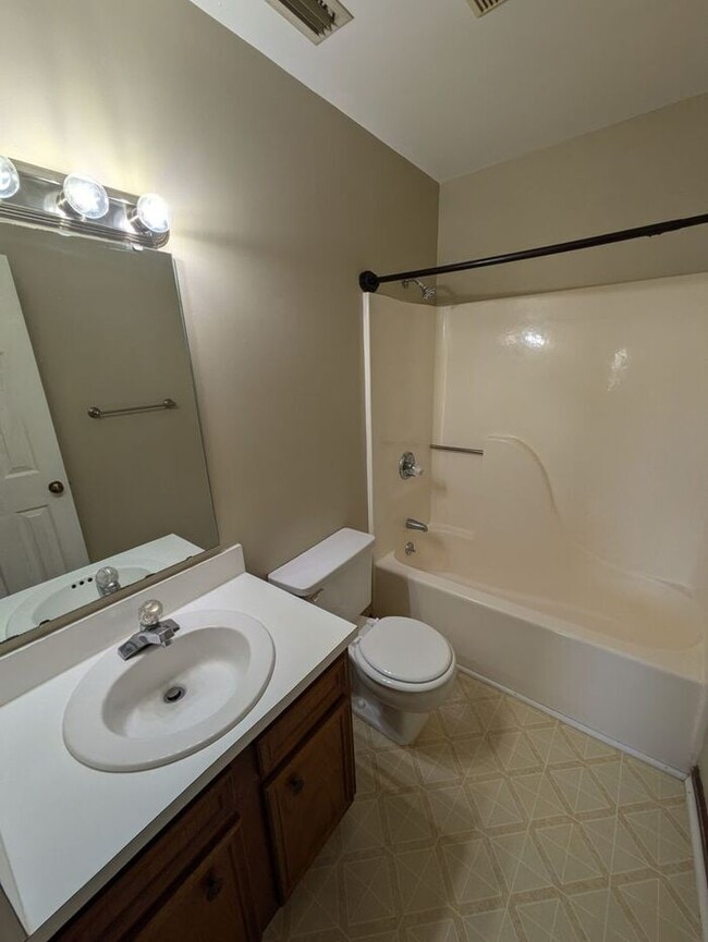 Building Photo - 2BD/2BA Condo Available Now in Hickory