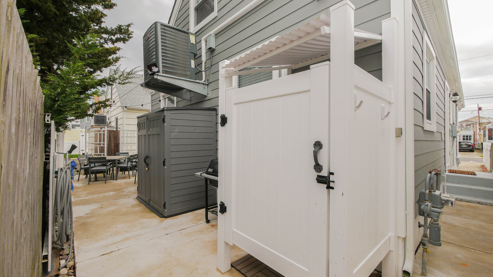 Building Photo - 12 N Delavan Ave