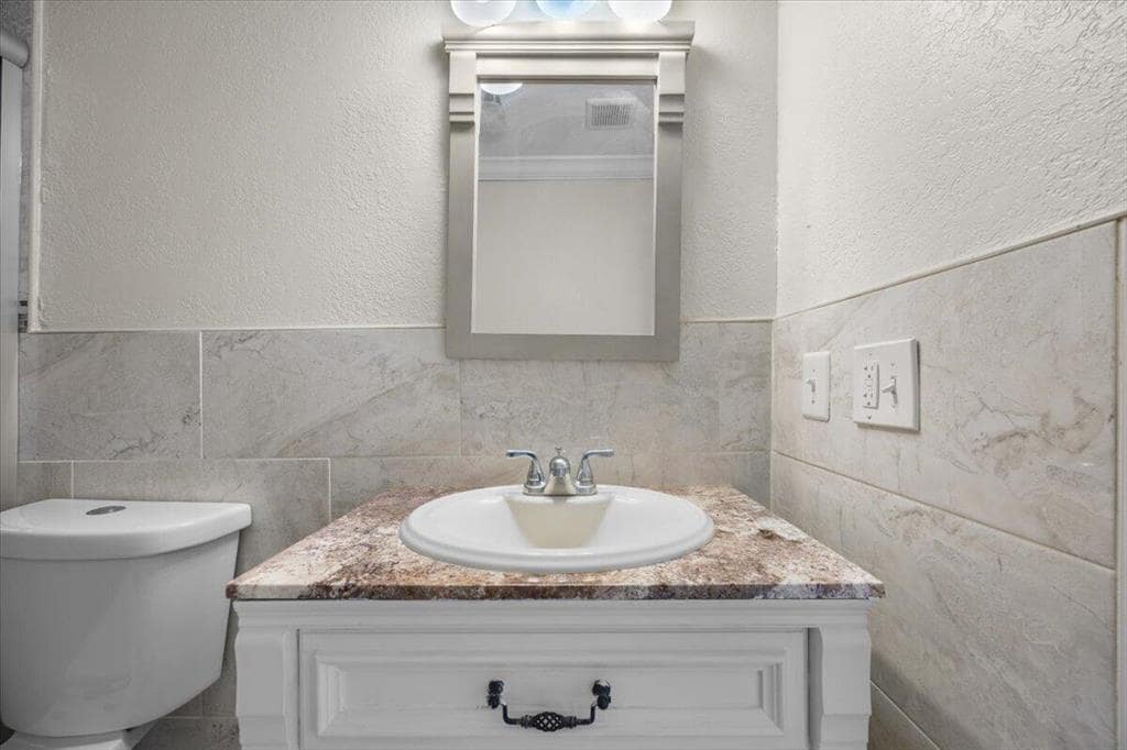 Building Photo - 5540 Lakewood Cir S