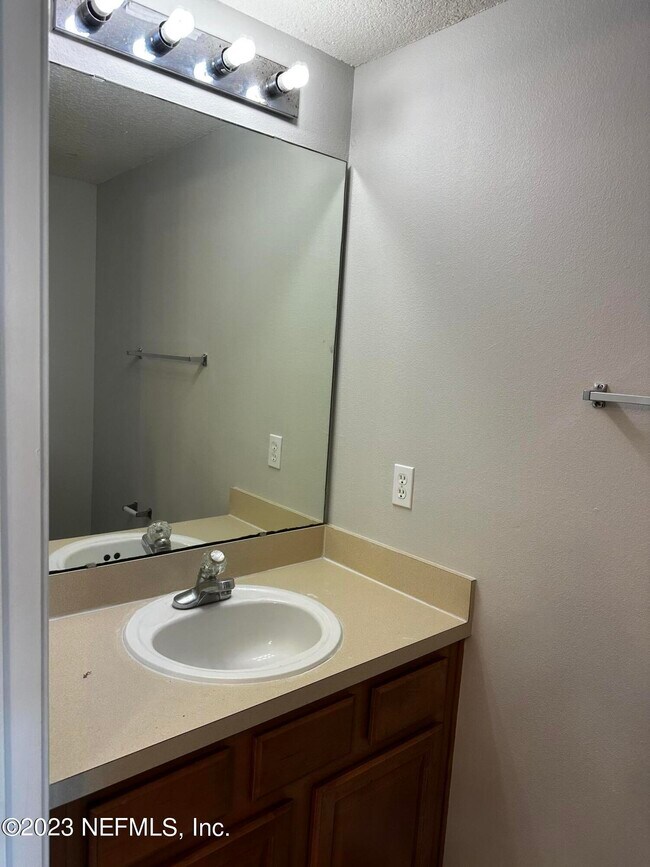 Building Photo - 559 Southbranch Dr