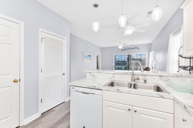 Building Photo - Cross Gate Villas - Perfect Location