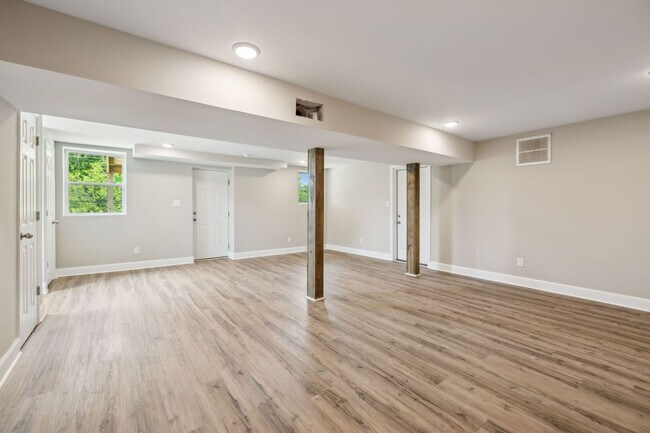 Building Photo - Sango Beauty With Finished Basement!