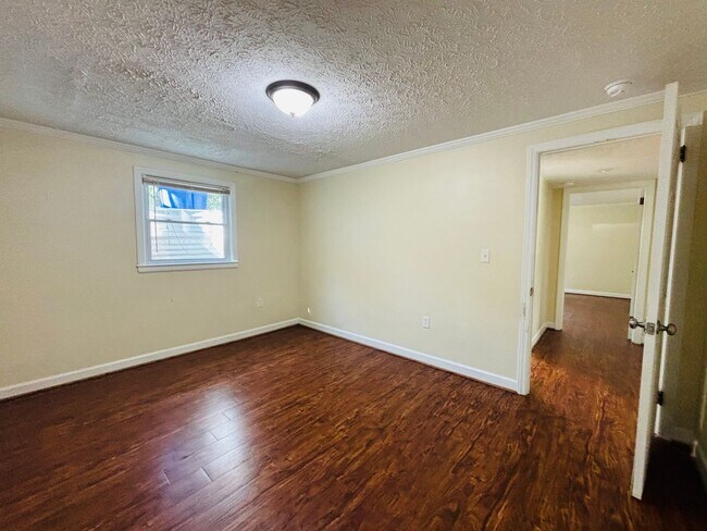 Building Photo - 613 Dehart St