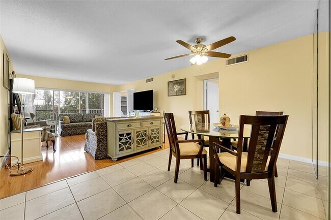 Building Photo - 3150 N Palm Aire Dr