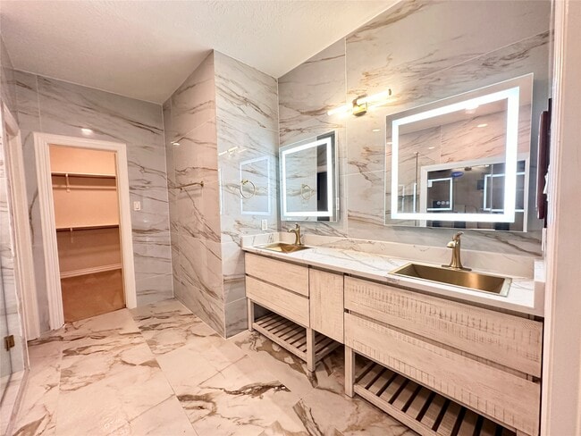 Building Photo - 2819 Lake Shore Harbour Dr