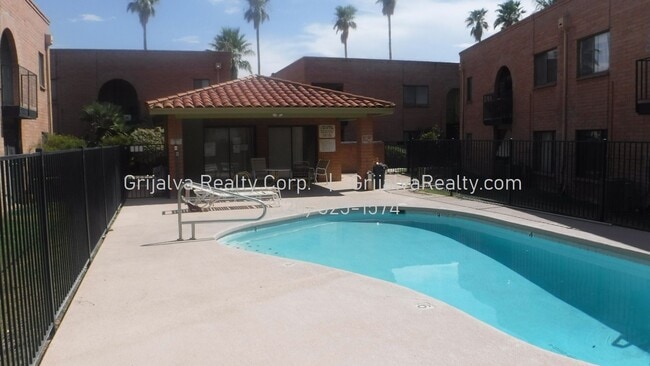 Building Photo - **MOVE-IN SPECIAL ** Spacious 2 Bedroom, 1...