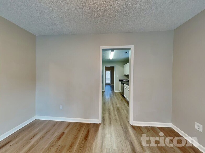 Building Photo - 4417 Woodlawn Dr