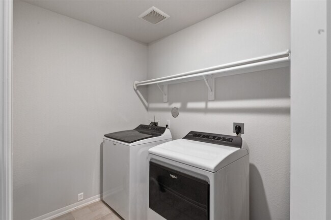Building Photo - 5872 Strawflower Ln