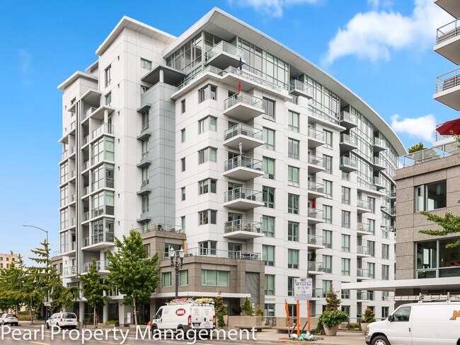 Building Photo - Waterfront Pearl - 1 bed/1.5 bath/den sw corner unit with parking/2 balconies/river view/most uti...