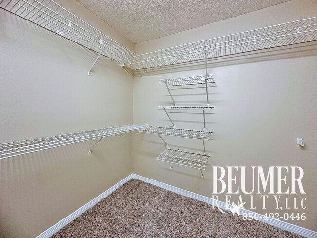 Building Photo - 5027 Shoshone Dr