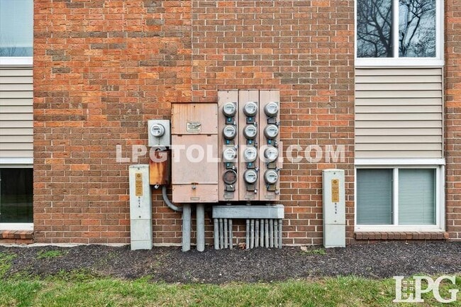 Building Photo - 6018 Secor Rd