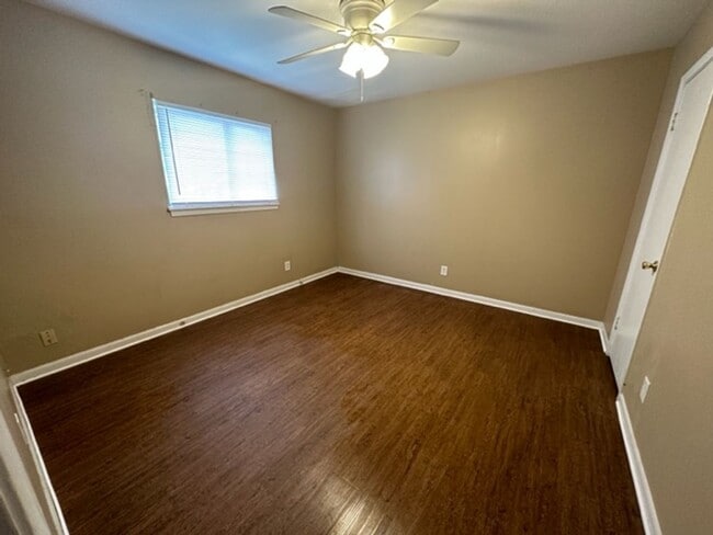 Building Photo - 3 Bed, 1 Bath Bossier Home