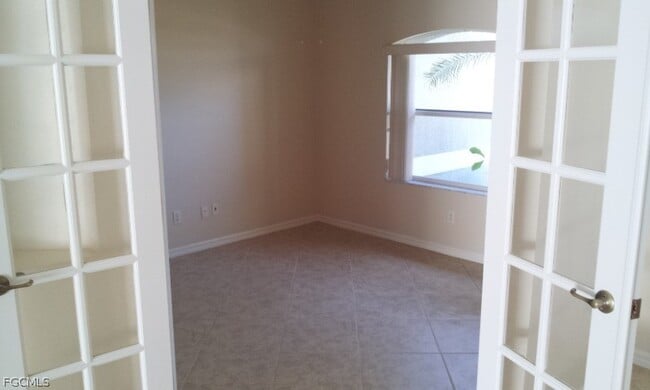 Building Photo - 2733 SW 11th Pl