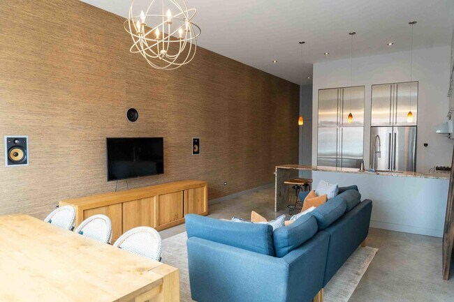 Building Photo - 949 W Madison St