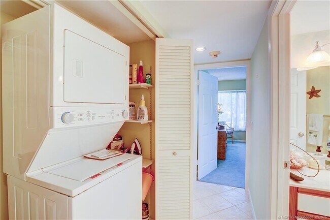 Building Photo - 233 NE Edgewater Dr