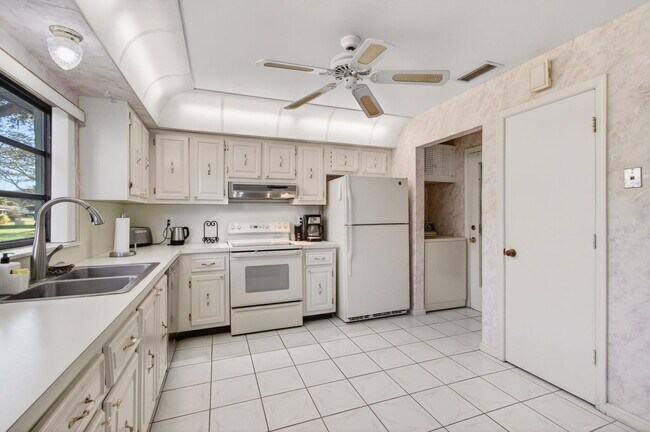 Building Photo - 10244 Dovewood Ln