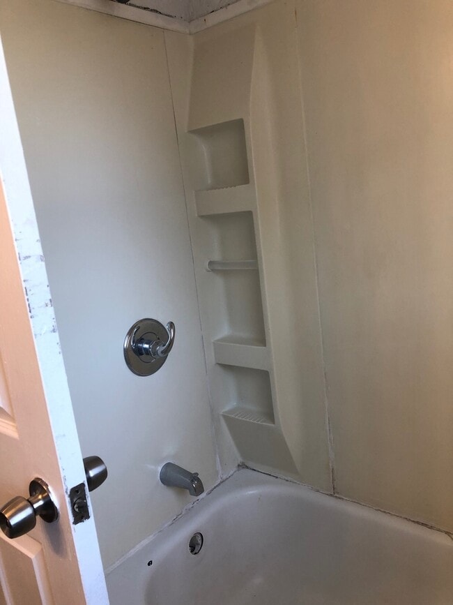 Building Photo - CUTE HOME WITH 2 BEDROOMS, 1 BATHROOM, 1 CAR GARAGE