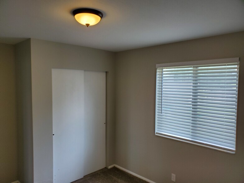 Building Photo - 940 W Red Oaks Dr