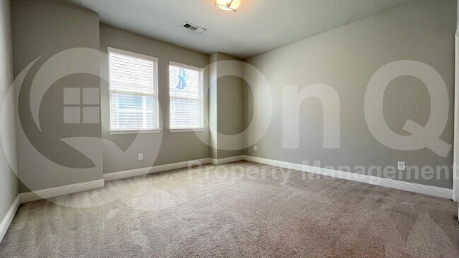 Building Photo - 7005 Golf Club Dr
