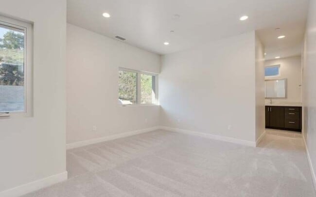 Building Photo - Stunning 3bed 2.5 Bath Terraza home With Move in Special